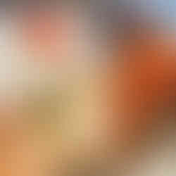 טיפ חנייה לפני שצוללים, יש חניון תת קרקעי שהכניסה אליו היא ממול המסעדה והעלייה ממנו היא ממש בסמוך אליה. חניון שהמסעדה מסבסדת, אז שלא תפספסו אם אתם מגיעים. קוביית אלף העלים ופרוסת חלה (45 ₪), עם שום קונפי, חמאה וריבת פלפלים. קוביית קובנה עננית ואוורירית, שהייתה עבורי המרכיב הטוב ביותר בארוחה, והיה אפילו מענג יותר עם החמאה שהומלחה נהדר והריבת פלפלים שהתמכרתי לחריפות והמתיקות הכיפית שלה. את החלה השארתי למנות הבאות. #yammmmm פלפלים כבושים (36 ₪), חריפים ומתוקים, שמן זית, לאבנה ומרווה. תוספת נחמדה לפתיח הפחמימתי, אבל לא הכרחית. מרים. meryam. האתר של יובי עם כל מה שיאמ, היכנסו וגלו את המסעדות שיובי הכי אהבה ושכל יום בלעדיהן הוא יום מבוזבז, אתר ביקורת מסעדות שף מפיה של לקוחה רעבה במיוחד. Yuvi Yam.