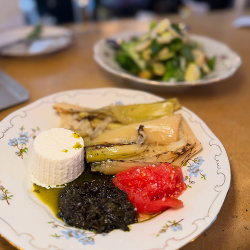 כרישה (44 ₪), עם ריקוטה, פקיילה ועגבנייה מגורדת. מנה טעימה, עם מכלול מרכיבים שכולנו אוהבים ומתחברים אליהם. להכל התווספה גם ברוסקטת קרואסון, מעליה בניתי הר מרכיבים ונגסתי. טעים מאוד, עוד קצת מלח וזה מדויק. מטרלו. mattarello. האתר של יובי עם כל מה שיאמ, היכנסו וגלו את המסעדות שיובי הכי אהבה ושכל יום בלעדיהן הוא יום מבוזבז, אתר ביקורת מסעדות שף מפיה של לקוחה רעבה במיוחד. Yuvi Yam.