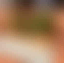 מכאן החלו להגיע המנות זו אחר זו. כרישה, כרישה שרופה, ברולה שקדים, ג׳ל אצות נורי, וויניגרט של סלרי ושמן זית. הגיע איתה גם סלייס כיפי של וופל בלגי עם קרם פרש וסלט עלים. אנחנו פוגשים בכרישה בתפריטים רבים, אבל לרוב היא מגיעה במבנה מאוד ברור, חתוכה לאורכה, ועבודת האכילה היא הפרדת הסיבים. כאן פגשתי אותה במבנה מרענן, שמוכן לביס אחר ביס ללא פעולות נוספות. אנד מושיק. moshik. האתר של יובי עם כל מה שיאמ, היכנסו וגלו את המסעדות שיובי הכי אהבה ושכל יום בלעדיהן הוא יום מבוזבז, אתר ביקורת מסעדות שף מפיה של לקוחה רעבה במיוחד. Yuvi Yam.