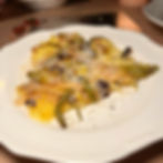 תפוחי אדמה אליאנס (89 ₪), שעליהם כרישות צעירות חרוכות עטופות בענן גרויאר. מנה נחמדה, לא כזאת שהעיפה אותנו, טעמי הכרישה היו חזקים מדי. הסלון. HASALON. הבלוג של יובי עם כל מה שיאמ, היכנסו וגלו את המסעדות שיובי הכי אהבה ושכל יום בלעדיהן הוא יום מבוזבז, בלוג ביקורת מסעדות שף מפיה של לקוחה רעבה במיוחד. Yuvi Yam.