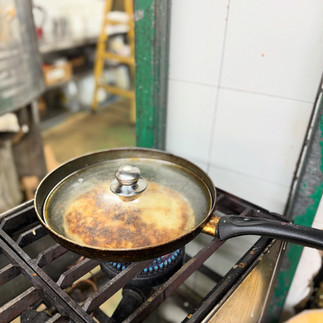 התפריט כולו נעשה בעבודת יד וכולל ג’חנון, קובנה, מלוואח, סאלוף, לחוח, מרקים תימניים, סחוג, חילבה ועוד. עם כולם תוכלו לפתוח את הבוקר או למלא את הצהריים, וכמובן שיש מנת סאלוף שמככבת בתפריט, וכוללת גם גרסה משודרגת בשם סאלוף יעקב (40 ₪), פיתה דקה יותר עם ביצה, זעתר ושומשום. ממליצה לכם גם להצטייד בסלטים שלהם, אני קניתי לי סחוג טעים מאוד (15 ש״ח) ויש להם גם סלטים תימניים נוספים. שוק התקווה הסאלוף. האתר של יובי עם כל מה שיאמ, היכנסו וגלו את המסעדות שיובי הכי אהבה ושכל יום בלעדיהן הוא יום מבוזבז, אתר ביקורת מסעדות שף מפיה של לקוחה רעבה במיוחד. Yuvi Yam.