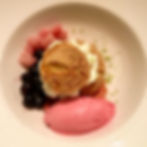 כאן מגיע החלק של הקינוח החלבי, שאמנם היה חלבי אבל אם כבר חורגים אז עם קינוח שיהיה מספיק טעים. קיבלנו פחזניה ממולאת בשוקולד לבן, עם גלידת סלק, אוכמניות וג'לי ליצ'י. טעמים קרמיים, רכים, מיוחדים מאוד, וטעימים מאוד, במיוחד כשלוקחים כף מהכל ומקבלים את כל המרקמים מהמרכיבים שבצלחת. פופינה. POPINA. הבלוג של יובי עם כל מה שיאמ, היכנסו וגלו את המסעדות שיובי הכי אהבה ושכל יום בלעדיהן הוא יום מבוזבז, בלוג ביקורת מסעדות שף מפיה של לקוחה רעבה במיוחד. Yuvi Yam.