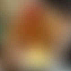 כבר תקופה ארוכה שלא הזדמן לי לחוות בראנץ׳, אבל לא וויתרתי על הקטגוריה וביקרתי בבראנץ׳ של נורדר בתל אביב. הכל היה חלק מחגיגות יום הולדת 30 של חברה טובה, כזאת שמאותתת לי שתכף מגיע תורי. המקום עצמו שהוא יחסית גדול עם מגוון אזורי ישיבה, אבל עדיין איכשהו הוא הרגיש לי מעט צפוף. תפריט הבראנץ׳ פעיל בימים שישי ושבת וכולל תפריט ייעודי. כשבתפריט ניתן למצוא גם קוקטיילים מגרים, מנות אישיות במחירים נוחים, צלוחיות קטנות לניגוב עם סלסלת לחמים וגם כמה קינוחים לסוף הארוחה. מתוך כל השפע הזה אהבתי במיוחד את הצלוחיות הקטנות, נקראות סיידים (אפשר להזמין 3 ב-54₪ או 5 ב-87₪). אנחנו בחרנו ארטישוק מטוגן, דג כבוש, סלט ביצים, תפוחי אדמה מטוגנים וסלט שרי עם זיתי קלמטה, כולם היו מעולים ממש, עם טעמים ים תיכוניים שמתאימים כמו כפפה ליד לפתיחת שולחן. הוספנו לסבב הזה גם סלסלת לחמים עם חמאה וקונפיטורת שרי (24 ₪). תוספת מחייבת כשמזמינים את הסיידים. נורדר. NORDER. הבלוג של יובי עם כל מה שיאמ, היכנסו וגלו את המסעדות שיובי הכי אהבה ושכל יום בלעדיהן הוא יום מבוזבז, בלוג ביקורת מסעדות שף מפיה של לקוחה רעבה במיוחד. Yuvi Yam.