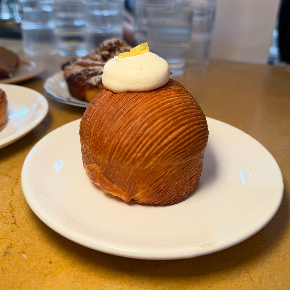 פומלית (29 ₪), עם קרם שקדים, שוקולד לבן, פטיסייר פומלית, גנאש מאחלב, קולי פומלית וקליפות פומלית מסוכרות. תזמינו. מטרלו. mattarello. האתר של יובי עם כל מה שיאמ, היכנסו וגלו את המסעדות שיובי הכי אהבה ושכל יום בלעדיהן הוא יום מבוזבז, אתר ביקורת מסעדות שף מפיה של לקוחה רעבה במיוחד. Yuvi Yam.