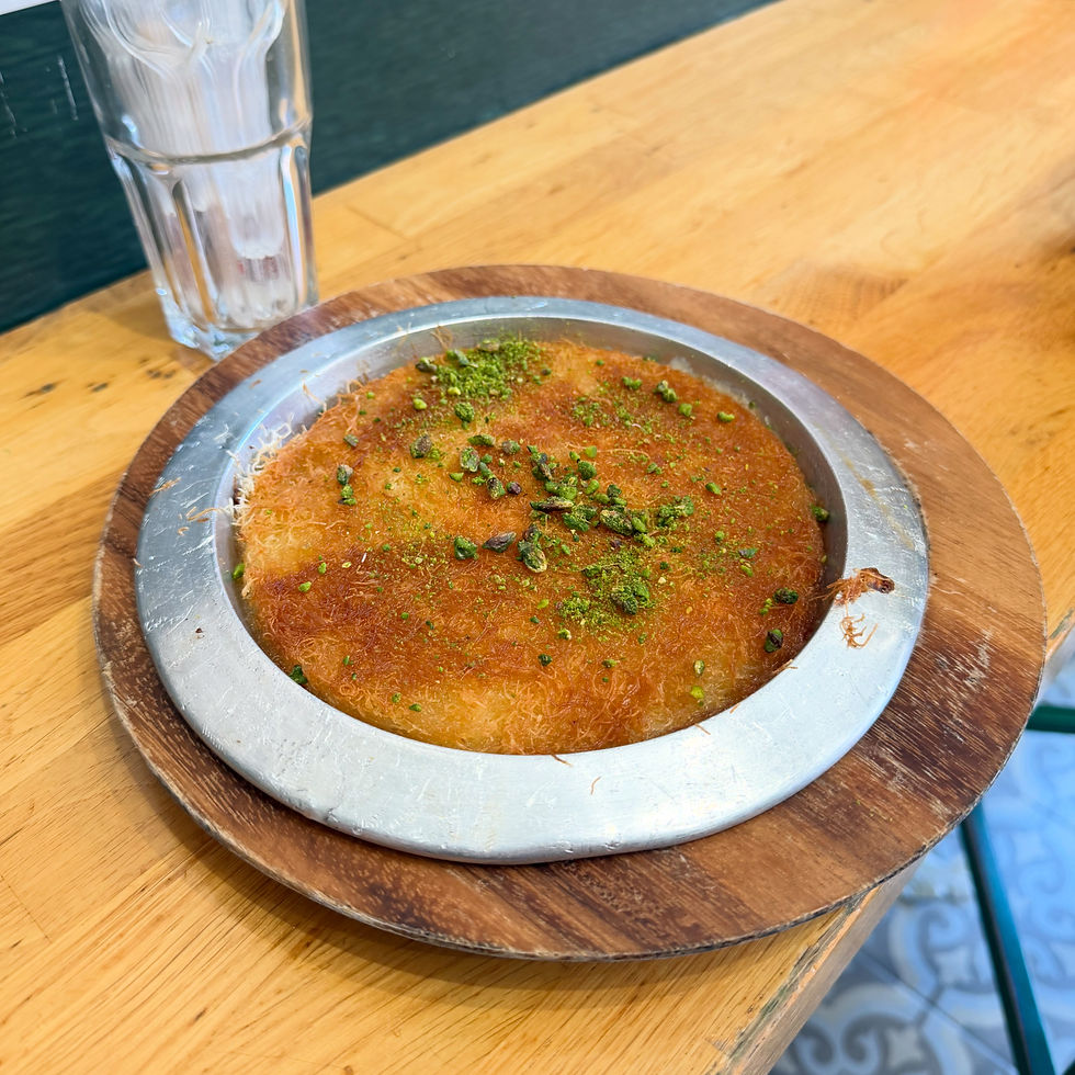 תמצאו בה בעיקר מאפים המדמים פיצה עם טופינגים לבחירה, כמו בשר טחון, ג׳יבנה, חביתה ועוד, וגם כנאפה נהדר לפי בקשה. ואדי ניסנאס. האתר של יובי עם כל מה שיאמ, היכנסו וגלו את המסעדות שיובי הכי אהבה ושכל יום בלעדיהן הוא יום מבוזבז, אתר ביקורת מסעדות שף מפיה של לקוחה רעבה במיוחד. Yuvi Yam.