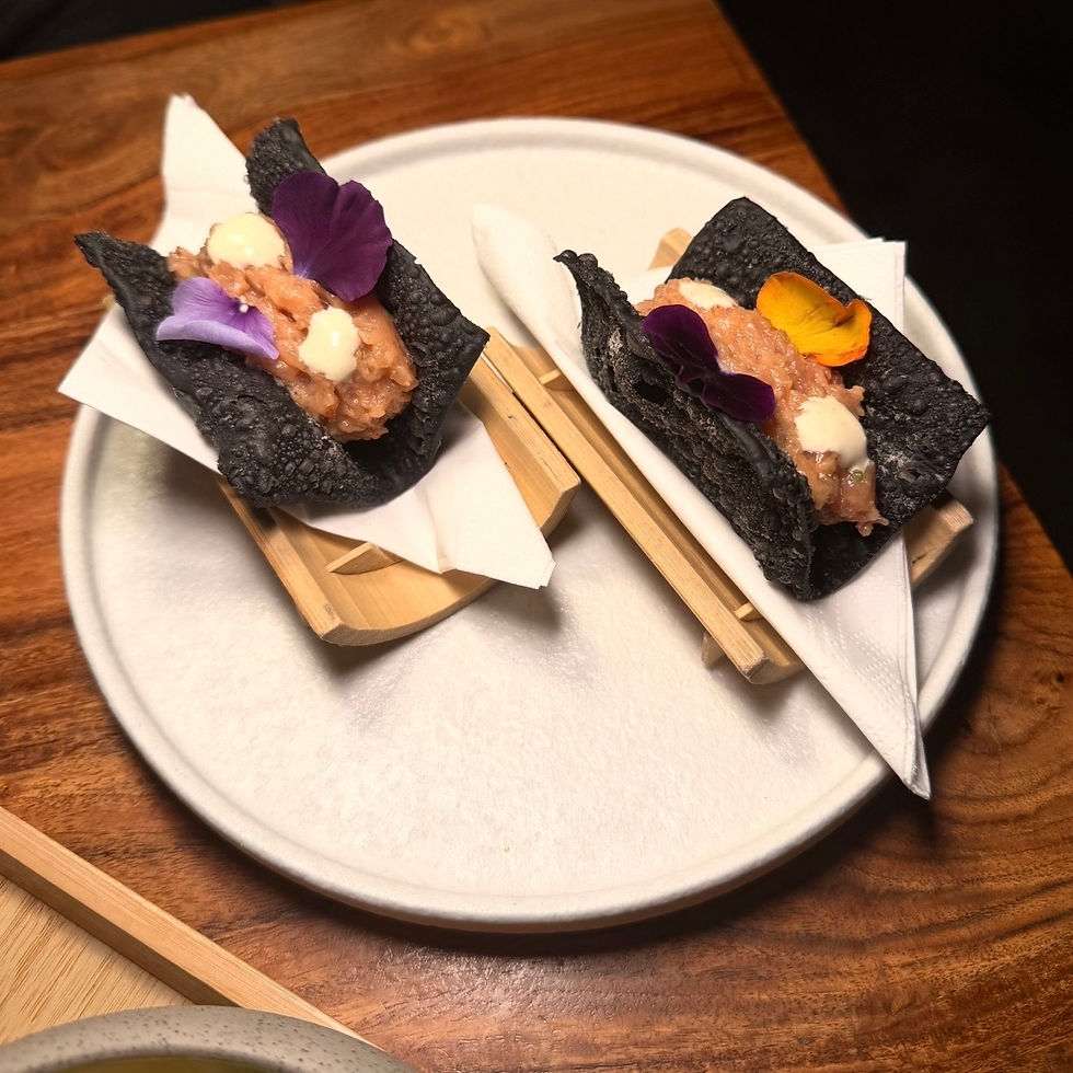 בלאק ממבה (68 ₪), 2 יח׳ של טוויל בועות פריך, עם טרטר טונה קצוצה, ויניגרט ג׳ינג׳ר-דבש וליים ואיולי קושו ביתי. כל המרקמים קיימים בביס ועשויים נהדר. קיצ׳וקאי. cichukai. האתר של יובי עם כל מה שיאמ, היכנסו וגלו את המסעדות שיובי הכי אהבה ושכל יום בלעדיהן הוא יום מבוזבז, אתר ביקורת מסעדות שף מפיה של לקוחה רעבה במיוחד. Yuvi Yam.