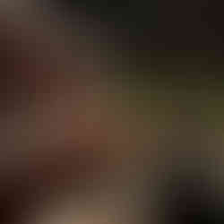 השם כנראה מצלצל מוכר מאחר ובשנים האחרונות היה מתמודד מוביל בתכנית הריאליטי משחקי השף, הוביל את המטבח של מסעדת סנטה קטרינה ולאחר מכן הצטרף לקבוצת נוקס (״אמש״) ופתח איתם את הפרויקט הקולינרי של דה פקטו. הגענו 6 חברות לקומת המרתף, לחלל מעוצב מאוד, אווירה מחתרתית, מעט בריטית מעט תל אביבית, כזאת מפעם, במרכזו בר מואר, שהוא גם מרכז האווירה, וככל שהערב שמתקדם עוד ועוד אנשים החלו עומדים בסמוך אליו. האורות מוחשכים והדי-ג׳יי בעמדה מרים לאט לאט את הווליום והקצב. היינו ביום חמישי בשבוע, כשהווייב המסיבתי יותר החל בשעה 00:00, אז אם אתם מתכננים לרקוד זה הכיוון. מה שעוד הלך לכיוון המסיבתי הוא העישון שמותר במקום, לקראת שעת השין מתקבלות מאפרות לשולחנות ומתייצבת לה נורמליזציה של עישון במקום סגור. ככל הנראה הדבר היחיד שממש הפריע לי במקום, מאוד לא נעים ולא אסתטי. דה פקטו. de facto. האתר של יובי עם כל מה שיאמ, היכנסו וגלו את המסעדות שיובי הכי אהבה ושכל יום בלעדיהן הוא יום מבוזבז, אתר ביקורת מסעדות שף מפיה של לקוחה רעבה במיוחד. Yuvi Yam.