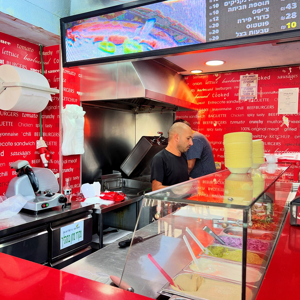 התחנה הבאה הייתה ממש בסמוך והיא נקראת יאמי יאמי. מקום נוסף של כריכי בשר, אבל הפעם בתוך בגט שמכינים במקום. הוא נפתח בשדרת הרצל בשנת 1995, עם אותם רטבים ביתיים שאמו של בעלי המקום מכינה ועם אותם כריכי בגט מעולים. רמלה. RAMLA. הבלוג של יובי עם כל מה שיאמ, היכנסו וגלו את המסעדות שיובי הכי אהבה ושכל יום בלעדיהן הוא יום מבוזבז, בלוג ביקורת מסעדות שף מפיה של לקוחה רעבה במיוחד. Yuvi Yam.
