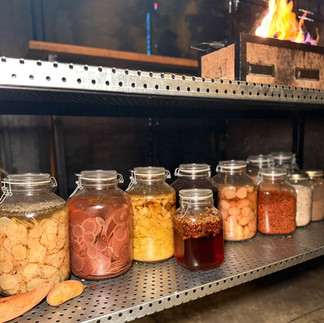 הפעם האחרונה שאכלתי את האוכל של ארז הייתה בארוחת מלכים שאירח בביתו שבמתת. מאז הוא הספיק להתראיין אצלי וגם לקבל את התואר הנחשק ״המרואיין שאת הפרק שלו העלתי היישר מחדר לידה״. עברו כמעט 4 שנים מאז אותה הארוחה וזאת בדיוק הדרך הנכונה להשלים פערים עם ארוחה שהיא מאוד ארז וגם מאוד חדשנית ומפתיעה. ארז קומרובסקי. האתר של יובי עם כל מה שיאמ, היכנסו וגלו את המסעדות שיובי הכי אהבה ושכל יום בלעדיהן הוא יום מבוזבז, אתר ביקורת מסעדות שף מפיה של לקוחה רעבה במיוחד. Yuvi Yam.