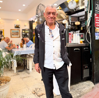 משם המשכנו אל עבר חביב מרכז הקובות, מסעדה של ממש, גדולה מאוד, ומפתיעה בנראות ובמיקום שלה. מקום השייך לעולי מבצע ״עזרא ונחמיה״ מעיראק שהיו מוכרים אוכל עיראקי אותנטי עוד בעיראק, והמשיכו למכור אותו גם עם העלייה לארץ, כשהם מכינים אותו עם אותו גריל פחמים שהביאו מבגדד. בשנת 1960 החליטו להתקדם ולפתוח את מסעדת חביב בשוק, שהייתה בין 3 המסעדות הראשונות בשוק. חביב מרכז הקובות שוק התקווה. האתר של יובי עם כל מה שיאמ, היכנסו וגלו את המסעדות שיובי הכי אהבה ושכל יום בלעדיהן הוא יום מבוזבז, אתר ביקורת מסעדות שף מפיה של לקוחה רעבה במיוחד. Yuvi Yam.
