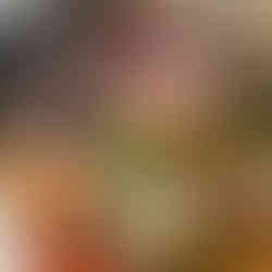 לפני שנים רבות נרשמנו לרשימת המתנה לארוחת טעימות בביתו של השף ארז קומורובסקי בישוב מתת שבצפון. יום לפני הארוחה, כשהכל כבר אבוד ואין תקווה, קיבלנו הודעה שהתפנה מקום לזוג ושאנחנו, מכולם, יכולים לקבל אותו. בערך 5 דק' עברו וכבר נרשמנו, סגרנו, וחיכינו בציפייה.  מדובר בארוחת טעימות מיוחדת שאותה אירחו ארז קומרובסקי וחברתו השפית מאיה דרין. דרכה הם סיפרו את סיפור חייהם והחברות ארוכת השנים. עלות הארוחה 995 ₪ לאדם, כאשר המחיר כלל אירוח כיד המלך, אלכוהול משובח (מאוד), סיפורי קולינריה מרתקים ו-2 פראיירים שמוכנים לשלם על כל ארוחה שיציעו להם (סתם אמיתי שהיה כיף וטעים).  הגיע היום, יצאנו מוקדם בבוקר, נסיעה ארוכה לצפון, לגבול לבנון. נופים של שוויץ ואווירה מהממת, למרות הניסיון של סופת כרמל לחבל בחוויה. מגיעים לישוב מתת, לביתו של ארז, ומתחילה לבעבע ההתרגשות. הגענו ראשונים אז גם התפנקנו ראשונים ביין לבן של דלתון, שמזג לנו לא אחר מהשף ארז קומורובסקי. לאט לאט הצטרפו אלינו זוגות נוספים והתחלנו. הבלוג של יובי עם כל מה שיאמ, היכנסו וגלו את המסעדות שיובי הכי אהבה ושכל יום בלעדיהן הוא יום מבוזבז, בלוג ביקורת של מסעדות שף מפיה של לקוחה רעבה במיוחד. Yuvi Yam. ארז קומרובסקי. ארז קומורובסקי.