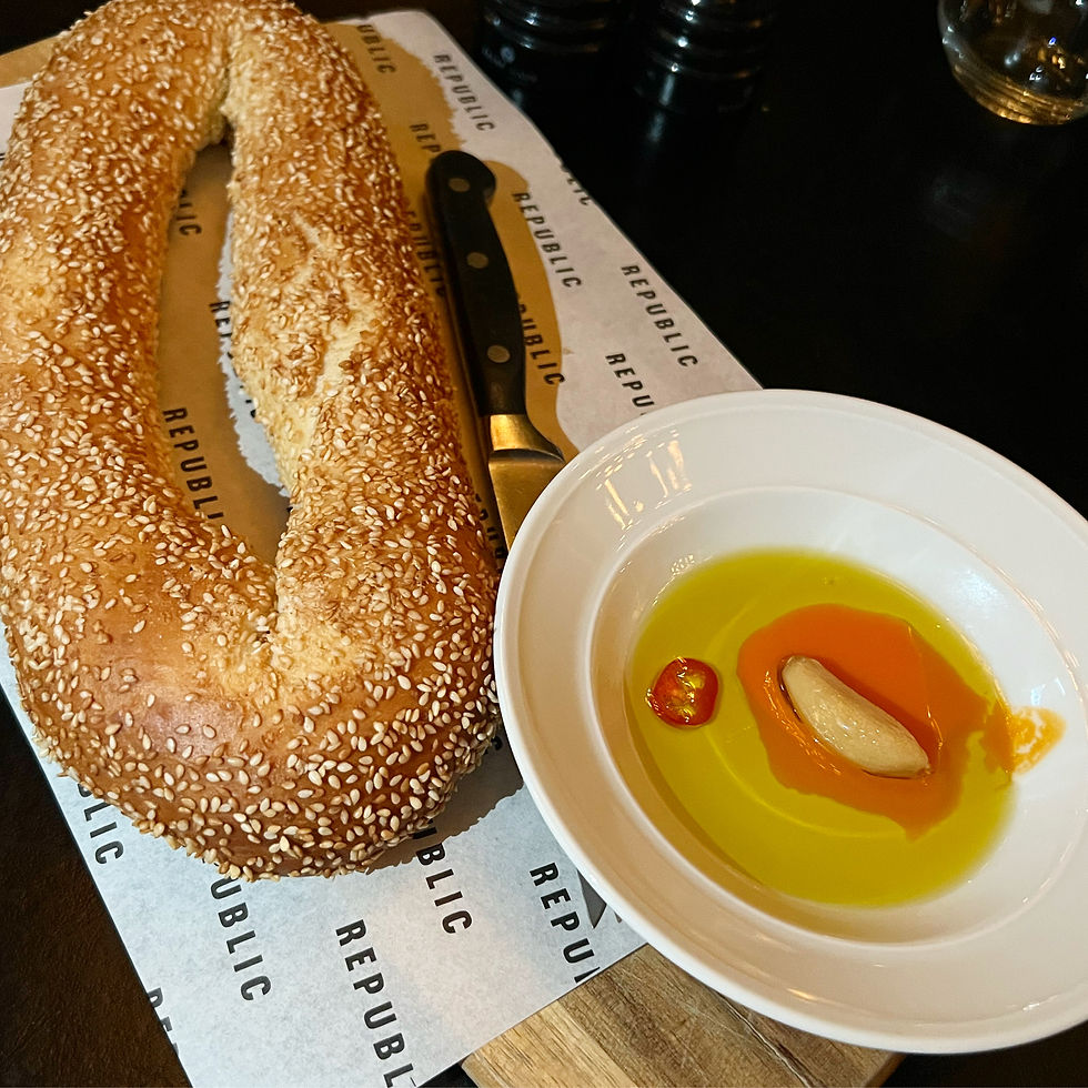 אמנם חיכינו זמן יחסית ממושך עד ללקיחת ההזמנה, והמנות יצאו יחסית מהר מדי לשולחן, ולא בהדרגה. אבל כשיש אווירה טובה, ואוכל טעים, הכל מתגמד. לגבי התפריט, הוא מגוון מאוד, עם המון אופציות בחירה להעדפות השונות שיכולות לצוץ בשולחן. זה כמובן התאים לנו בול כקבוצה גדולה של בנות, וכבר אחרי התבוננות קלה הרכבנו לנו ארוחה ויצאנו לדרך. בייגל ירושלמי (28 ₪), עם מטבל שמן זית וקרם עגבניות. בייגל רך מאוד, והפחמימה הנכונה לפתוח איתה את הארוחה ולנגב בשאר המנות שהגיעו לשולחן. לצידו מטבל שתמיד יעבוד לנו מעולה, רק עוד קצת מלח גס והוא בול. ריפבליק. REPUBLIC. הבלוג של יובי עם כל מה שיאמ, היכנסו וגלו את המסעדות שיובי הכי אהבה ושכל יום בלעדיהן הוא יום מבוזבז, בלוג ביקורת מסעדות שף מפיה של לקוחה רעבה במיוחד. Yuvi Yam.