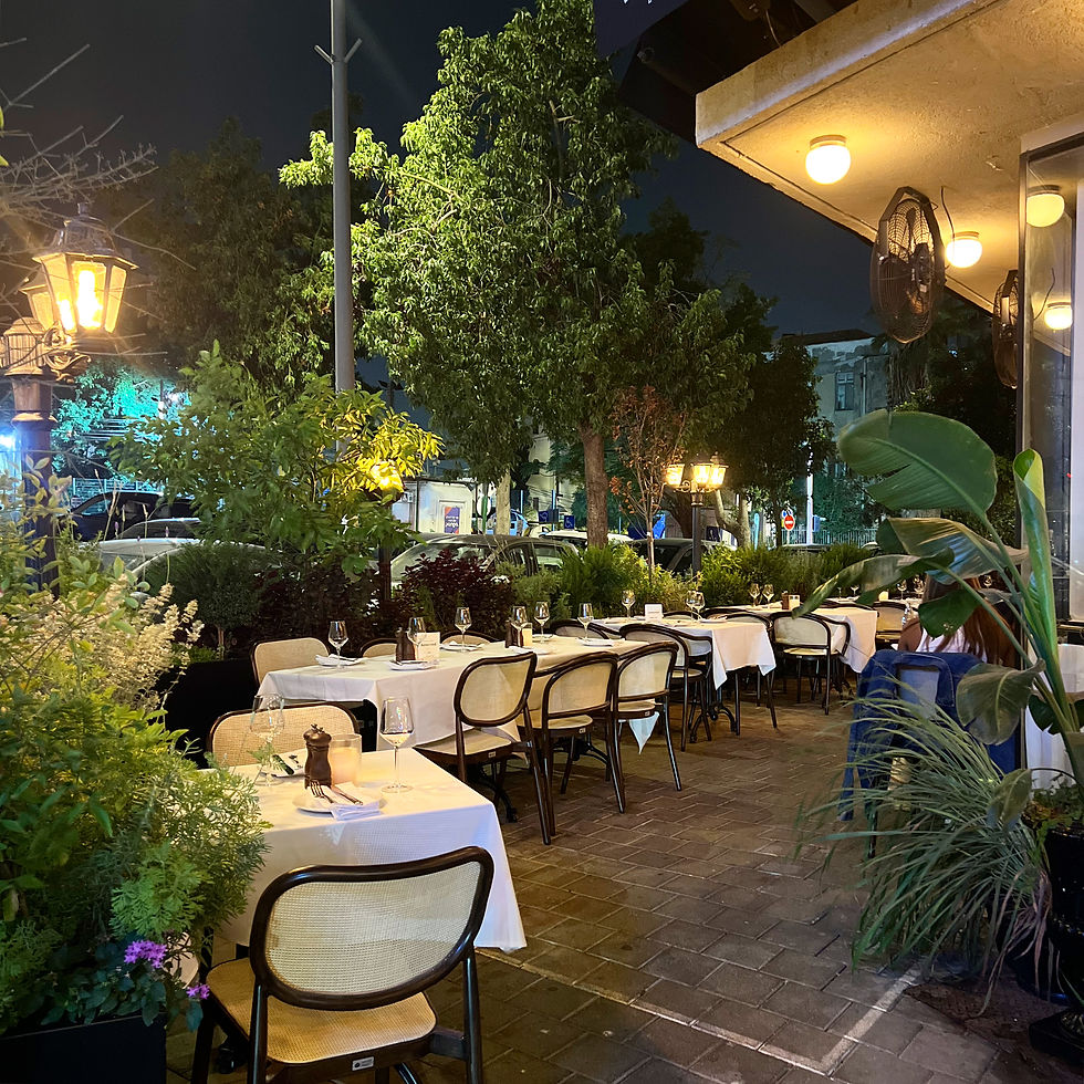 נפתחה מסעדה כשרה חלבית חדשה בתל אביב, בראסרי 18, היא אמנם עשתה רילוקיישן, אבל המעבר הוביל לבאז מאוד לא רגיל.
היא ממוקמת על פינה חמודה, וממש מצליחה לשדר פריז בתל אביב עם המון ירוק מסביבה, תאורה מוחשכת, מפות לבנות, מלצרים מדוגמים, מוזיקה עדינה ברקע שמאפיינת ערב קז׳ואל גבוה, ותפריט מדויק לבראסרי, אבל לשם שינוי בראסרי כשר, משהו שפחות רואים בתל אביב, והנה הגיעה הבשורה. בראסרי 18. brasseri 18. האתר של יובי עם כל מה שיאמ, היכנסו וגלו את המסעדות שיובי הכי אהבה ושכל יום בלעדיהן הוא יום מבוזבז, אתר ביקורת מסעדות שף מפיה של לקוחה רעבה במיוחד. Yuvi Yam.