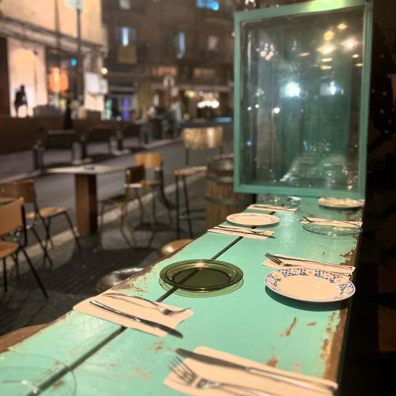 את הערב סיימנו ביודל׳ה בר (2 דק׳ הליכה), בר אוכל של קבוצת מחניודה, הממוקם ממש מול מסעדת מחניודה האהובה. מזה אומר סיימנו? המשכנו לערק ויין בקטנה (יש גם תפריט אוכל) ולעוד זמן של שאיפת האווירה הירושלמית, עם ישיבה על הבר הצופה לרחוב, רגע לפני השעות שבהן הבר הזה מתעופף באוויר. מיקום נהדר. לילה קולינרי בירושלים. JERUSALEM. הבלוג של יובי עם כל מה שיאמ, היכנסו וגלו את המסעדות שיובי הכי אהבה ושכל יום בלעדיהן הוא יום מבוזבז, בלוג ביקורת מסעדות שף מפיה של לקוחה רעבה במיוחד. Yuvi Yam.