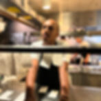 מי שמוביל את המסעדה הוא כמובן השף אלעזר, שגם התראיין אצלי לא מזמן. אמן שהוא גם שף שעבד והתמקצע במטבחים נחשבים במשך תקופה ארוכה, אחד מהם הוא המטבח של תומר טל במסעדת ג׳ורג׳ וג׳ון. הוא גם השתתף בתכנית המסעדה הבאה, בה הציג לראשונה לעולם את הקונספט והחוויה של סטודיו גורשה. אדם מרגש מאוד, שמפיץ לעולם אומנות קולינרית חדשנית, תרבותית וחשובה מאוד לפסיפס הישראלי. סטודיו גורשה. studio gursha. האתר של יובי עם כל מה שיאמ, היכנסו וגלו את המסעדות שיובי הכי אהבה ושכל יום בלעדיהן הוא יום מבוזבז, אתר ביקורת מסעדות שף מפיה של לקוחה רעבה במיוחד. Yuvi Yam.