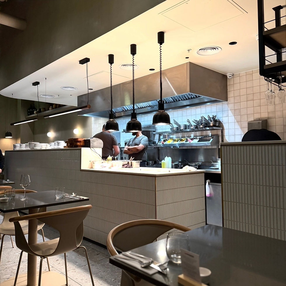 חזרנו להתרעננות קצרה בדירה ואחרי זה יצאנו שוב, הפעם לארוחת ערב. התיישבנו במסעדה האיטלקית Notto של שף המישלן פיל הווארד. מסעדה מעוצבת, עם שירות פיין, אבל עדיין באווירה קלילה. כשהאקטים הקטנים מרמזים על מקורות המישלן של השף. לונדון. london. האתר של יובי עם כל מה שיאמ, היכנסו וגלו את המסעדות שיובי הכי אהבה ושכל יום בלעדיהן הוא יום מבוזבז, אתר ביקורת מסעדות שף מפיה של לקוחה רעבה במיוחד. Yuvi Yam.