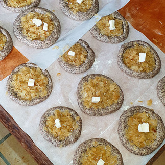 לחמניית בצל מבצק פרג עם המון בצל מטוגן. הרכות יחד עם המתקתקות של הבצל הייתה מהממת והמאפה כולו היה חלום. הבלוג של יובי עם כל מה שיאמ, היכנסו וגלו את המסעדות שיובי הכי אהבה ושכל יום בלעדיהן הוא יום מבוזבז, בלוג ביקורת של מסעדות שף מפיה של לקוחה רעבה במיוחד. Yuvi Yam. ארז קומרובסקי. ארז קומורובסקי.