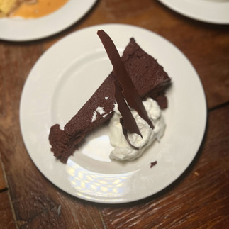 בגזרת הקינוחים שמחתי לגלות שמוס השוקולד של אייל שני יצא מהאופנה, ובמקומו נכנסו קינוחים של ממש, שכולם אמנם במחיר רציני של 69 ₪ אבל טעימים מאוד. טארט פלאן פקאן, עוגת שוקולד עירומה וקרם הברולה הדרים. הקינוחים היו טעימים כולם, אבל אם בכל זאת אני צריכה להצביע על ההמלצה שלי בנושא אז הברולה היה מיוחד בטעמים ההדריים שלו והעוגת שוקולד הייתה שוקולדית מאוד עם טעמים דרקים כאלה שאני אוהבת. הסלון. HASALON. הבלוג של יובי עם כל מה שיאמ, היכנסו וגלו את המסעדות שיובי הכי אהבה ושכל יום בלעדיהן הוא יום מבוזבז, בלוג ביקורת מסעדות שף מפיה של לקוחה רעבה במיוחד. Yuvi Yam.