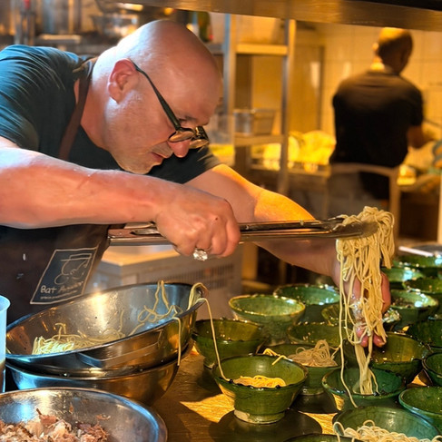 ואני חייבת לשתף שתוך כדי הארוחה הבנתי משהו נוסף, שלקח לי רגע כדי להגדיר אותו. יש משהו בתנועות של ארז ובצורה שבה הוא מצלחת או מכין מנה שגורם לך לרצות לאכול מהידיים שלו. אני מרגישה כמעט באופן מוחלט שכל אדם אחר שהיה עושה בדיוק את אותו הדבר לא היה מצליח לגרום למחוות הללו להיראות כל כך אטרקטיביות, הן משלימות את התמונה וממש עושות חשק לאכול ארוחה שלמה, שכולה מידיו של השף הגלילי. ארז קומרובסקי. האתר של יובי עם כל מה שיאמ, היכנסו וגלו את המסעדות שיובי הכי אהבה ושכל יום בלעדיהן הוא יום מבוזבז, אתר ביקורת מסעדות שף מפיה של לקוחה רעבה במיוחד. Yuvi Yam.