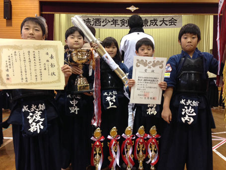 味酒少年剣道練成大会にて小学生低学年チームが優勝!
