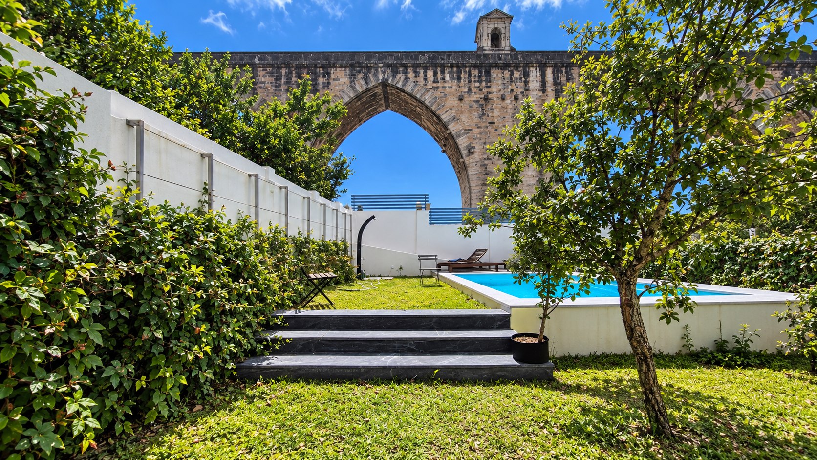 Construção de jardins: relvado, árvores e piscina junto ao aqueduto – construção de jardins em Lisboa