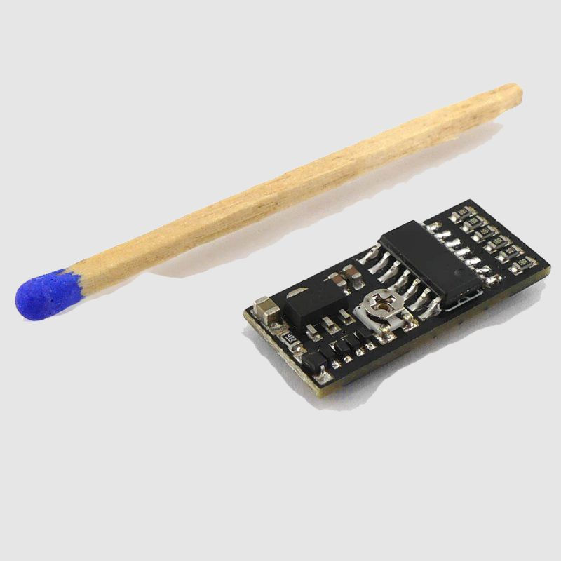 Miniaturbild: Miniatur-Elektronikplatine, Größenvergleich mit Streichholz