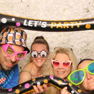 Fotobox mieten Gruppenfotos – Partystimmung mit Requisiten
