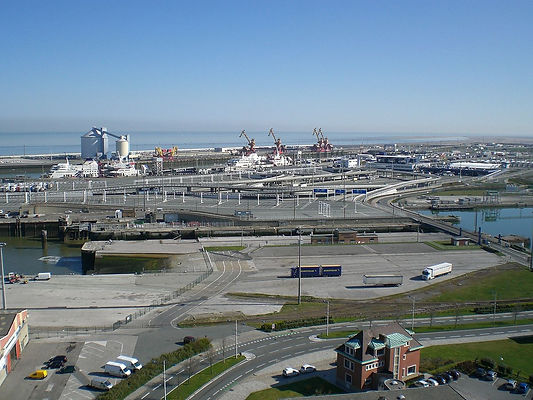 1200px-Zone_portuaire_calais_phare.jpg