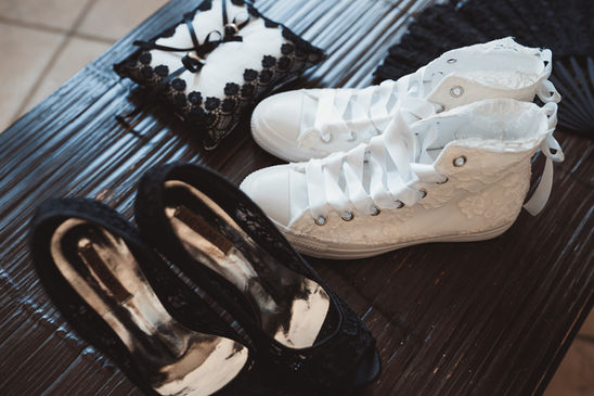 Scarpe da sposa nere e sneakers bianche personalizzate per il matrimonio Black & White a Bologna