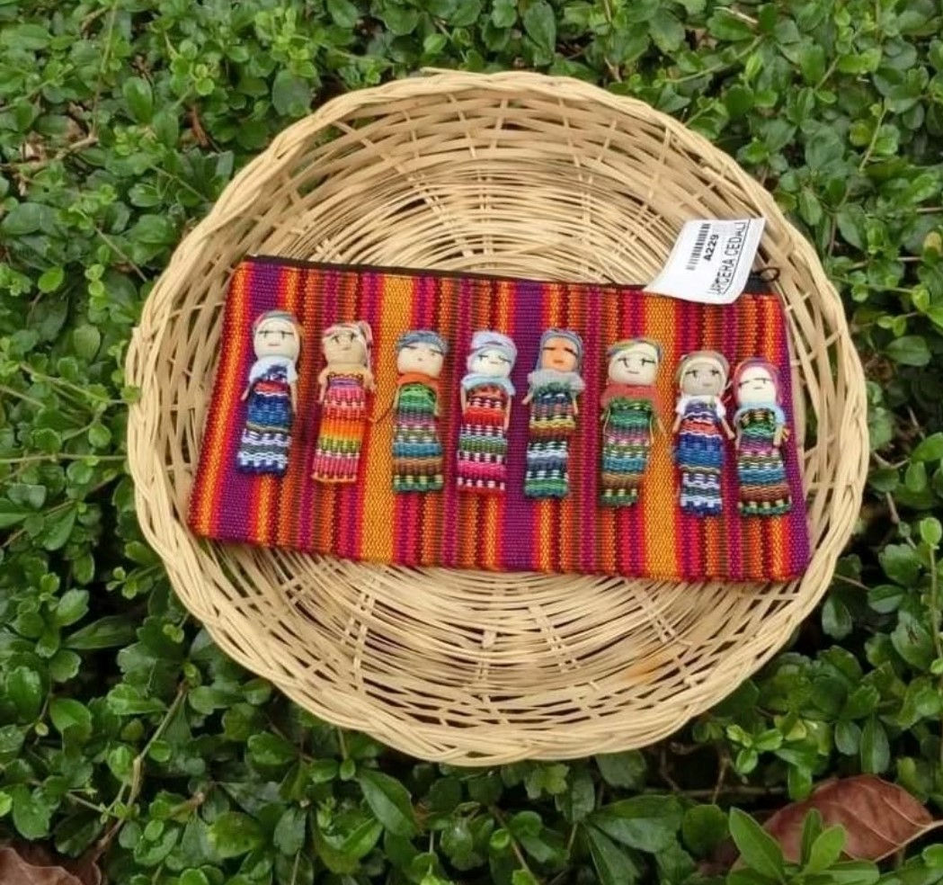 Handwoven pouch with worry dolls 手工編織娃娃袋 004