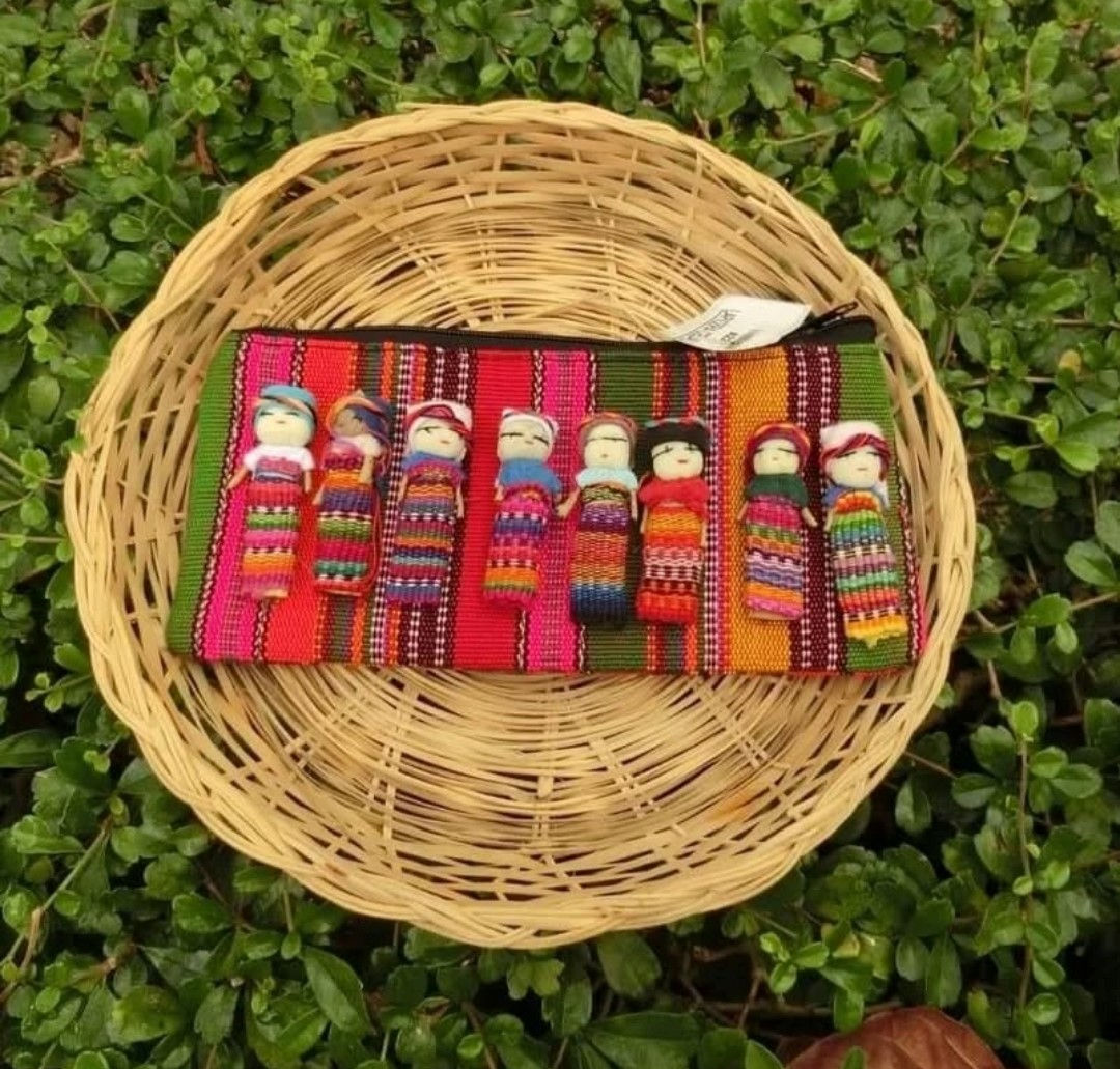 Handwoven pouch with worry dolls 手工編織娃娃袋 002