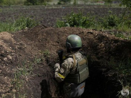 Soldados ucranianos llegan a la frontera rusa cerca de Kharkiv, dicen autoridades ucranianas