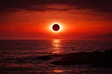 Eclipse: Hay algo profundamente humano en levantar la cabeza cuando el cielo cambia.