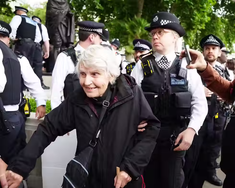 La policía británica arresta a activistas, incluido un sacerdote de 83 años, por protestar contra la prohibición de las acciones en Palestina.