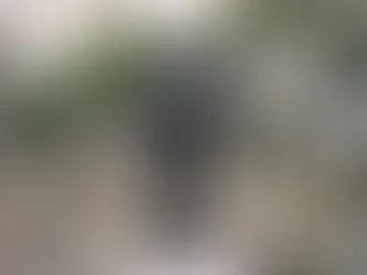 Tan largo el malecón como mi heridaDentro tengo tu olor a gasolinaTengo que estar de pie entre las ruinasBesaba un corazón ayer a la derivaSi vuelvo a verte, amor, desconfía…