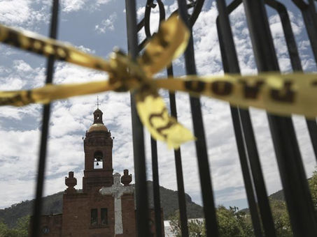 Jesuitas que sobrevivieron a ataque en Chihuahua salen a las calles escoltados por militares
