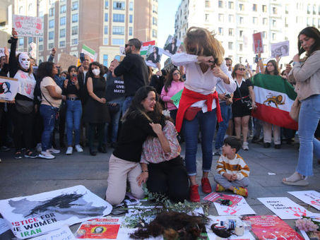 El gesto solidario de cortarse el pelo que comenzó en Irán