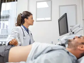 kadın doktor böbrek ultrasonu