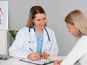 kadın hasta doktor muayenesi