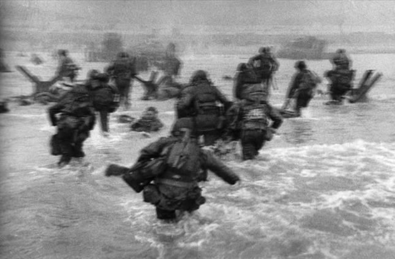 Robert Capa, D-Day: una delle immagini dello sbarco alleato nel tratto di spiaggia denominato convenzionalmente “Omaha”, Normandia, Francia, 6 giugno 1944.
