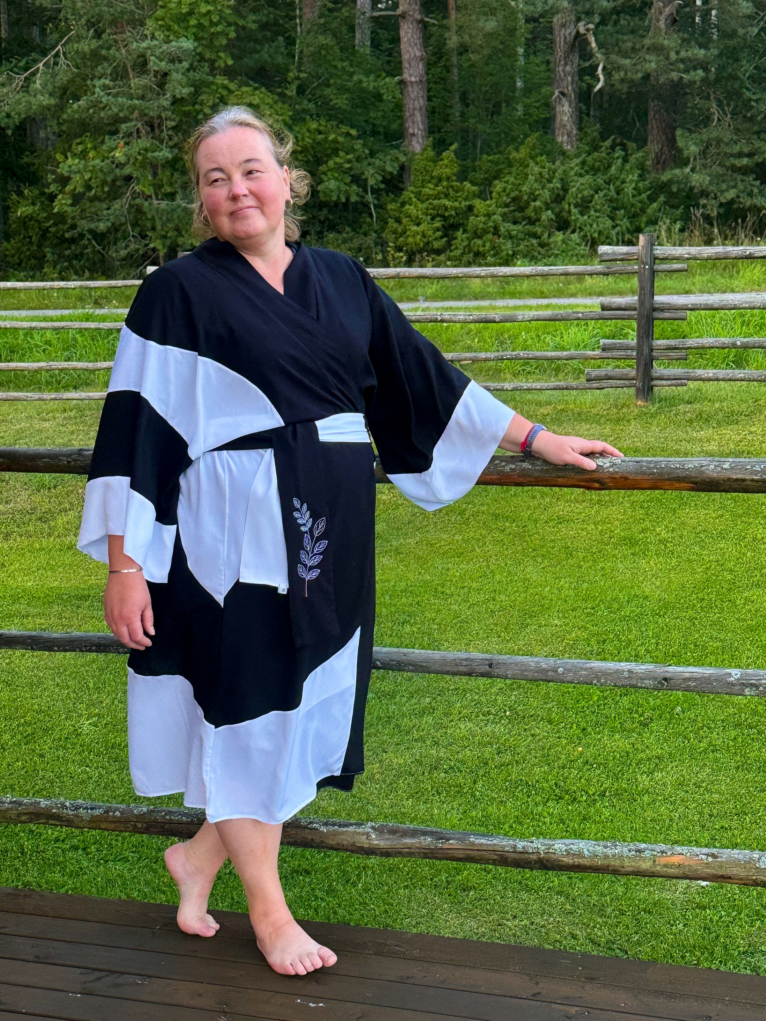 HåkaBaka Must-Valge Kimono