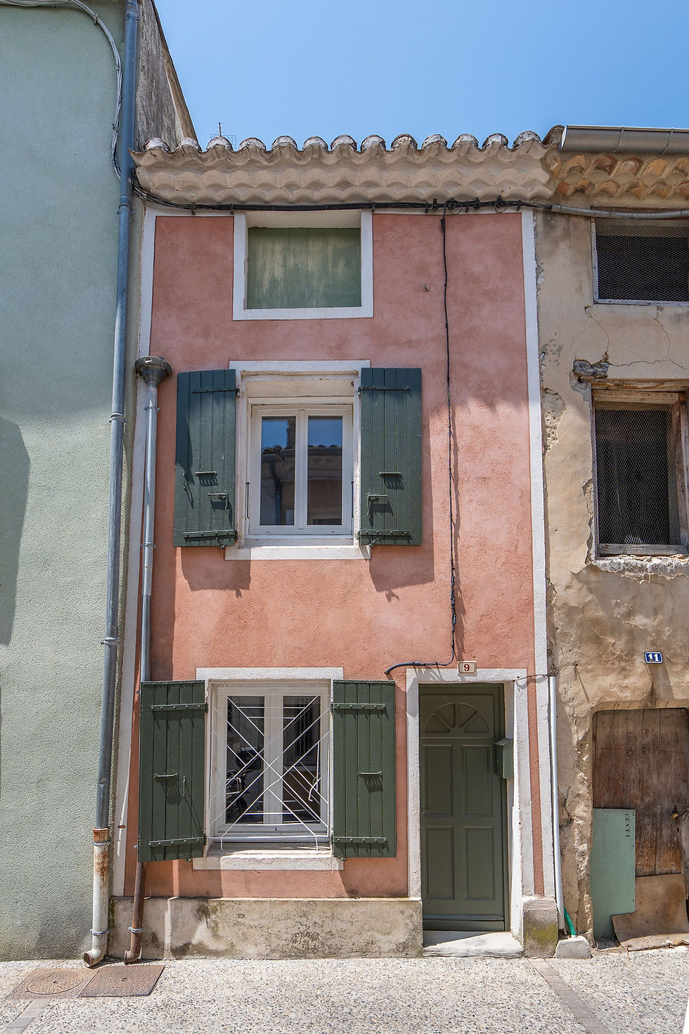 Façade de la maison Côté Vignes à Sainte-Cécile-les-Vignes.