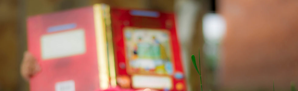 enfant lisant un livre