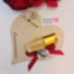 توزيعات خطوبة فخمة مع قاعدة خشبية محفورة.