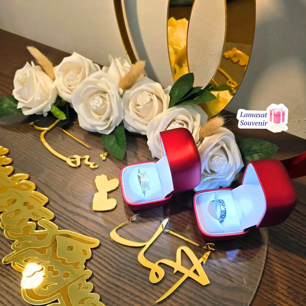 الصورة المصغرة: خلفية خاتمين كبيرة مزينة بالورد لحفلات الملكة والزفاف.