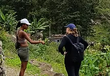 Guia local com uma caminhante num trilho de Santo Antão