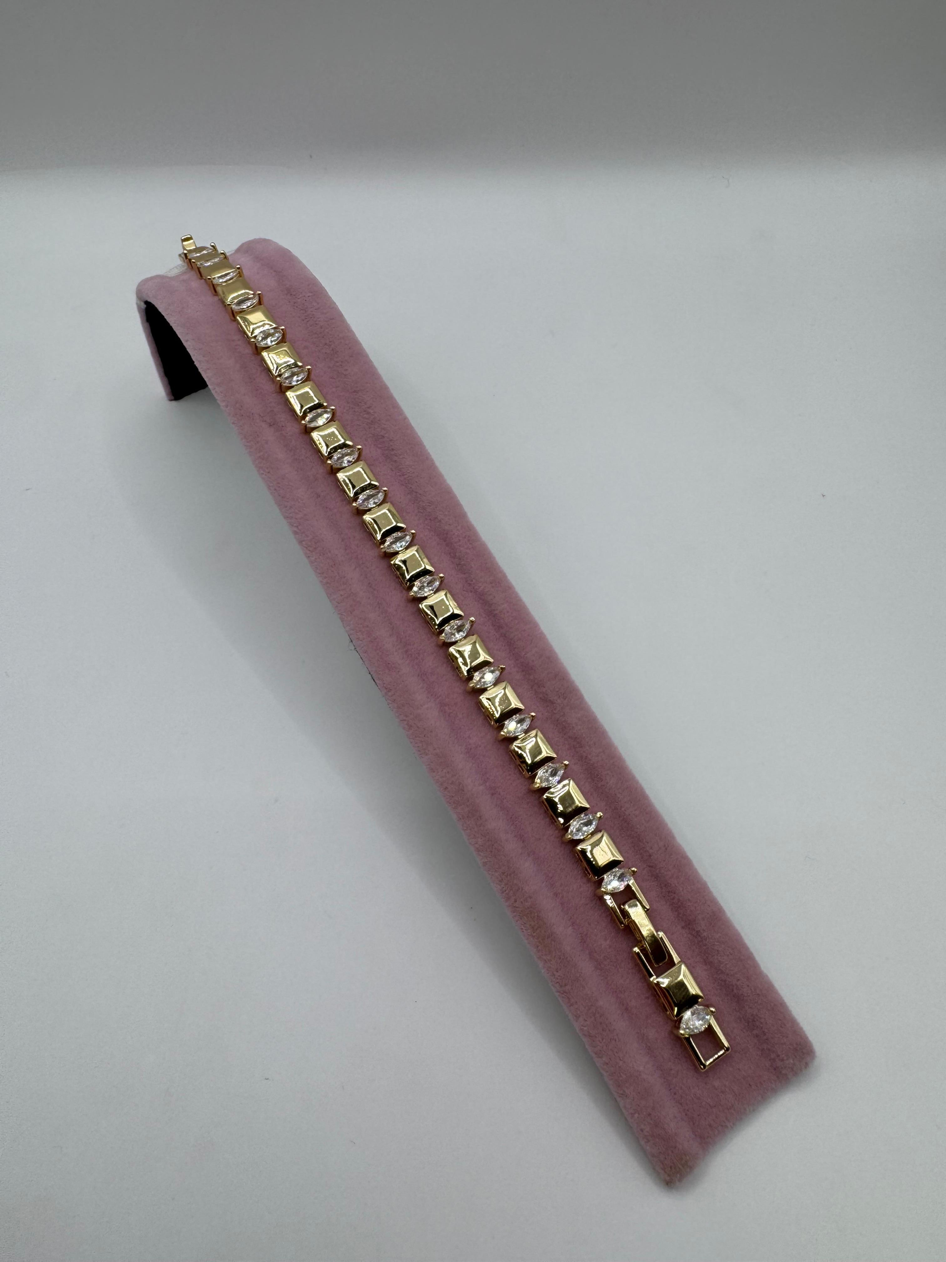 Gold Kare Bölmeli Ve Zirkon Taşlı Bileklik