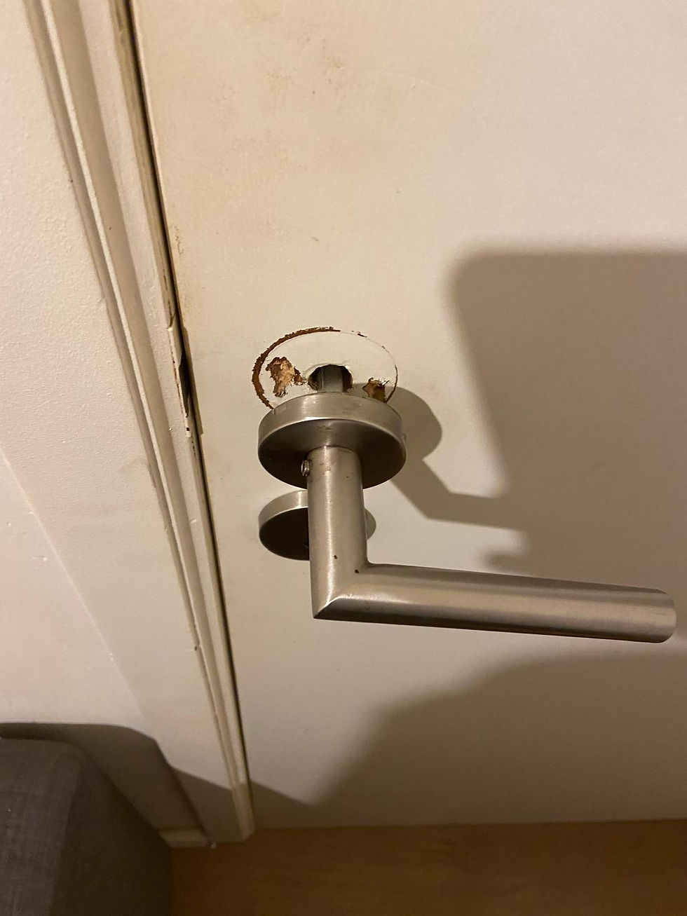 Poignée de porte moderne, réalisations travaux de menuiserie.