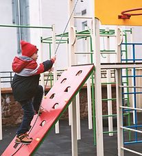 Elev på förskola leker på skolgård