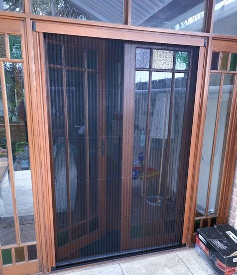 Pleated Screen with Zero Track